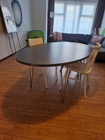 Ovale eetkamertafel aangeboden, met ijzeren poten beschikbaar voor biedingen
