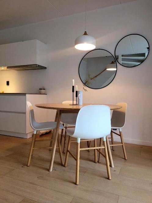4x Normann Copenhagen Form Chair stoel met eiken onderstel, Huis en Inrichting, Stoelen, Zo goed als nieuw, Vier, Hout, Kunststof