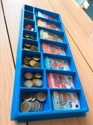 Oefenen met Euro munten en biljetten beschikbaar voor biedingen