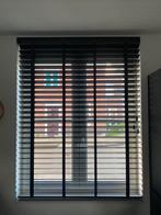 2 Zwarte Houten Jaloezieën op maat gemaakt van Veneta, Huis en Inrichting, Stoffering | Gordijnen en Lamellen, Ophalen, 100 tot 150 cm
