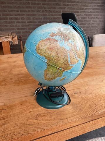Wereldbol met verlichting beschikbaar voor biedingen