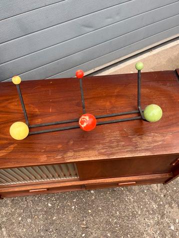 Vintage Wandkapstok met gekleurde ballen beschikbaar voor biedingen