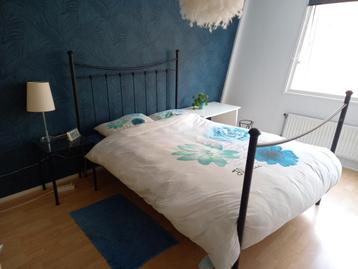 2 persoons bed met nachtkastje