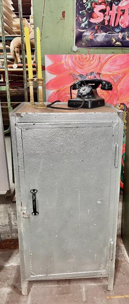 Grijze Industriële vintage kast, Antiek en Kunst, Curiosa en Brocante, Ophalen