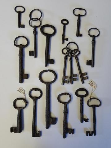 Zestien oude sleutels, ijzer, 17e-19e en vroeg 20e eeuw beschikbaar voor biedingen