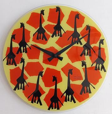 Karlsson wandklok. Oranje,geel met girafmotieven. 40x40 cm.  beschikbaar voor biedingen