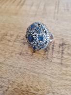 Antieke, zilveren ring met saffiertjes, rond. Maat 17,5., Ophalen of Verzenden, Zilver, Ring, Met edelsteen