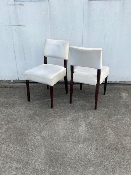 Stoel lisa 11 stuks! Frame zwart, kunstleer wit prima staat, Huis en Inrichting, Stoelen, Zo goed als nieuw, Vijf, Zes of meer stoelen