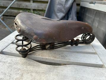 Lepper zadel voor oldtimer fiets beschikbaar voor biedingen