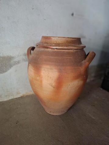 Vintage Aardewerk Pot met Oren beschikbaar voor biedingen