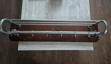 Vintage wandkapstok met buizenframe beschikbaar voor biedingen