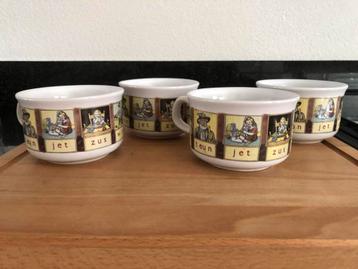 4 Vintage Aap Noot Mies Soepkommen beschikbaar voor biedingen