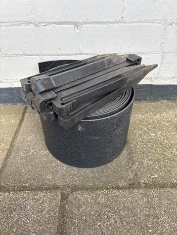 Kunststof Border met Grondpennen beschikbaar voor biedingen