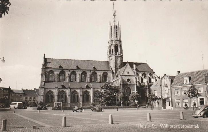 HULST St. Willibrordusbasiliek Bus VW Kever, Verzamelen, Ansichtkaarten | Nederland, Gelopen, Zeeland, 1960 tot 1980, Verzenden