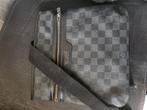 Louis vuitton heren scoudertas, Sieraden, Tassen en Uiterlijk, Tassen | Schoudertassen, Ophalen, Zo goed als nieuw, Zwart