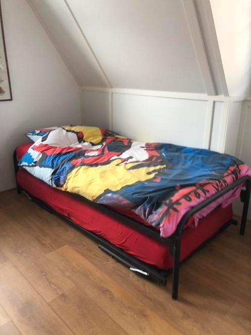 Zwart metalen onderschuifbed, makkelijk uitschuifbaar, Huis en Inrichting, Slaapkamer | Bedden, Zo goed als nieuw, Eenpersoons