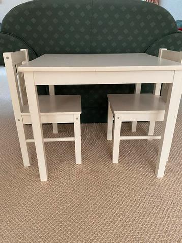 IKEA kinderstoelen met tafel beschikbaar voor biedingen