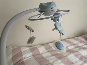 Muziekmobiel baby, met zachte muziek en lichtjes beschikbaar voor biedingen