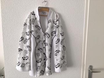 Wit met zwarte blouse XXL beschikbaar voor biedingen