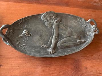 Jugendstil tinnen bordje slak en jongen beschikbaar voor biedingen