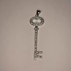 Zilveren hanger sleutel gezet met zirconia’s, Ophalen of Verzenden, Nieuw, Zilver, Overige voorstellingen