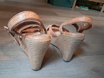 UGG sandaal met sleehak beschikbaar voor biedingen