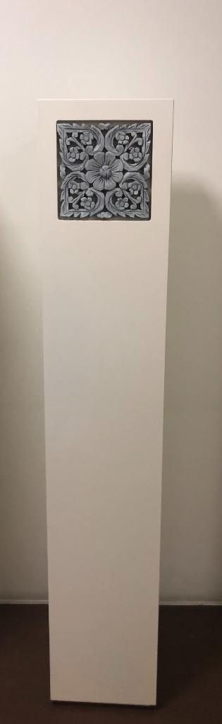 Witte Pilaren met Uniek Houtsnijwerk - Bloemdesign, Antiek en Kunst, Kunst | Beelden en Houtsnijwerken, Ophalen