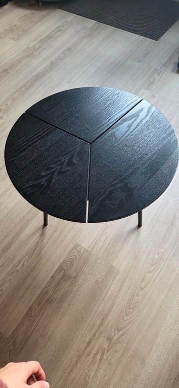 Zwart houten salontafeltje beschikbaar voor biedingen