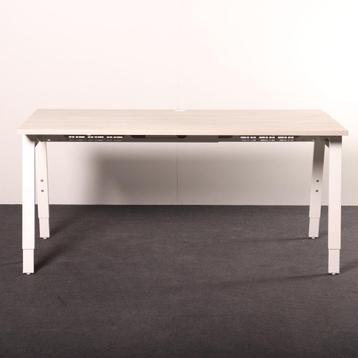 Instelbaar bureau A-poot 160x80cm met kabeldoorvoer 62-84cm beschikbaar voor biedingen
