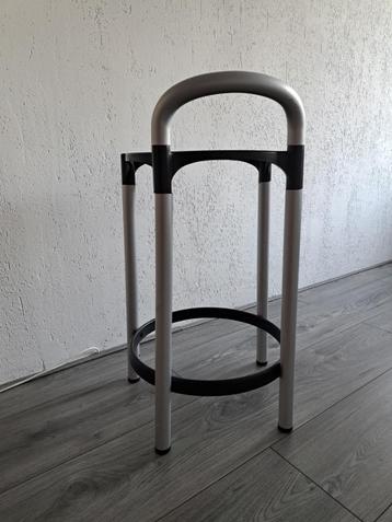 Hoge (bar)kruk van Kartell beschikbaar voor biedingen