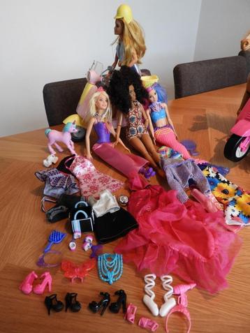 4 mooie Barbies met scooter, kleren en schoenen beschikbaar voor biedingen