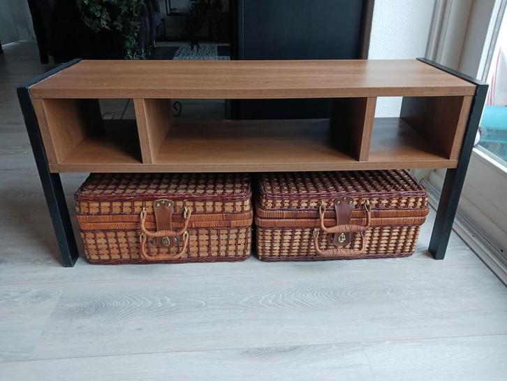 Tv meubel met 2 rieten vintage koffer manden   50 cm hoog, Huis en Inrichting, Kasten | Televisiemeubels, Gebruikt, Minder dan 100 cm