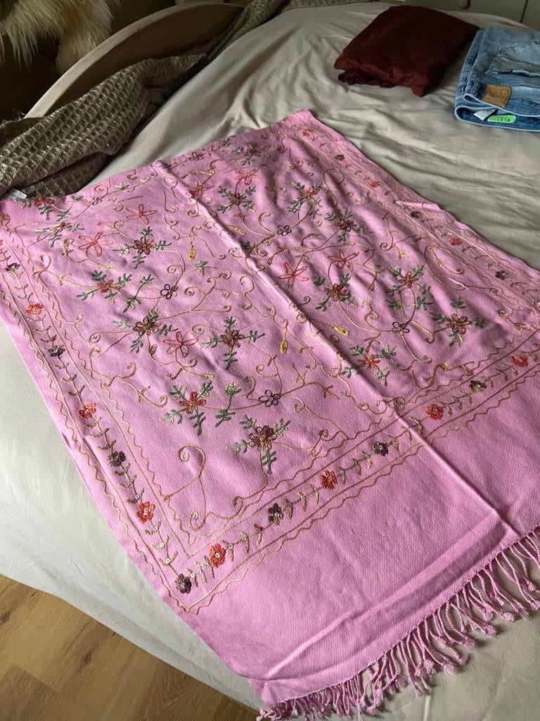 Geborduurde sjaal, Ophalen of Verzenden, Zo goed als nieuw, Maat 46/48 (XL) of groter, Sjaal