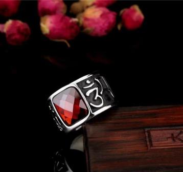 Boeddhistische Mantra Ring Ø 18,1 mm met rode zirkonia beschikbaar voor biedingen