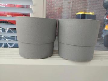 Twee grijze bloempotten dik plastic beschikbaar voor biedingen