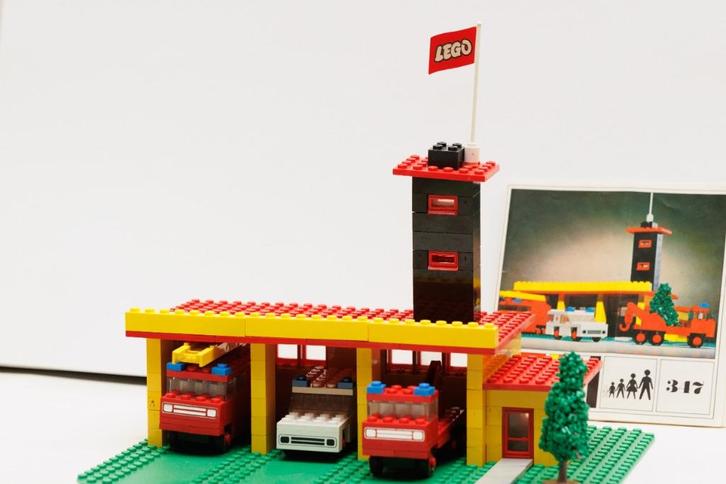 LEGO 347 -1 LEGOLAND Fire: Brandweerkazerne en 3 miniauto's., Kinderen en Baby's, Speelgoed | Duplo en Lego, Gebruikt, Lego, Complete set