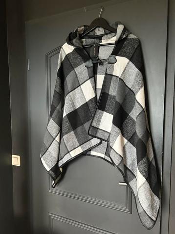 Poncho/cape zwart wit grijs. beschikbaar voor biedingen