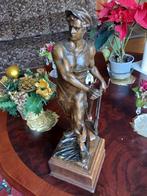 Antiek beeld 'De Smid' op houten sokkel (40 cm hoog), Ophalen of Verzenden