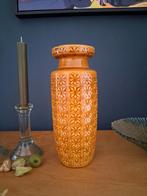 Vintage West Germany vaas okergeel keramiek bloemenpatroon, Gebruikt, Aardewerk of Porselein, Oranje, Ophalen of Verzenden