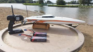 Rc speedboot beschikbaar voor biedingen