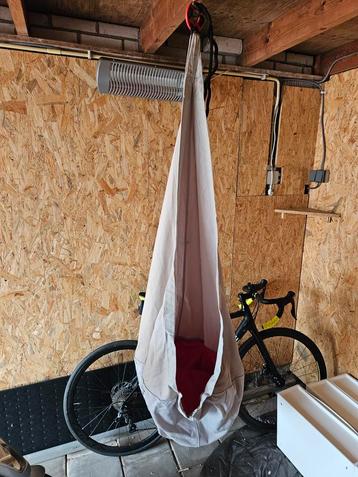 Hangzak met kussen beschikbaar voor biedingen