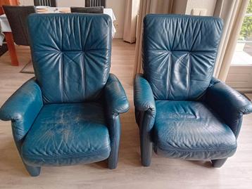 2 blauw lederen fauteuils beschikbaar voor biedingen