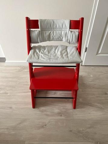 Tripp trap stoel Stokke in het rood met bijpassende baby set