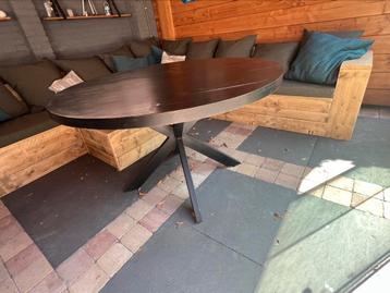 Zwarte ronde eettafel met 4 stoelen beschikbaar voor biedingen