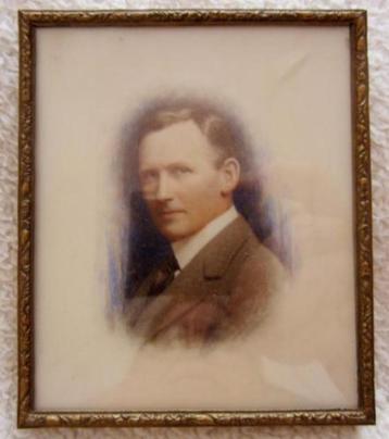 ===portret miniatuur van een man== c a 1920=== beschikbaar voor biedingen