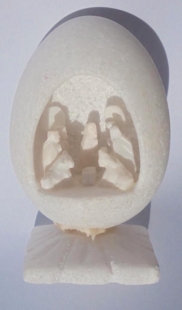 Mooie kleine serene KERSTGROEP in wit stenen ei op voetje., Diversen, Kerst, Gebruikt, Verzenden