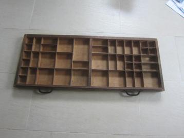 originele  zeer oude houten letterbak   letterzetbak vitrine beschikbaar voor biedingen