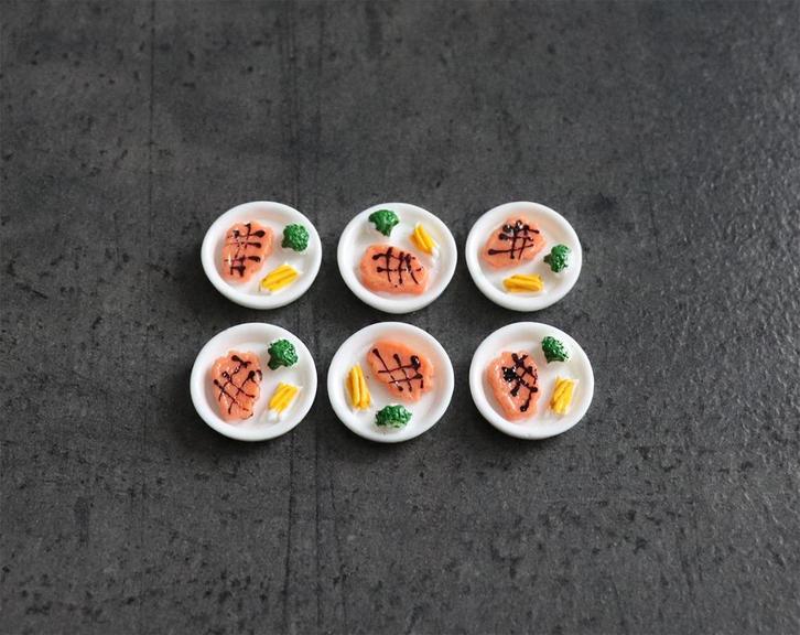 Bordje biefstuk patat broccoli miniatuur nieuw 1:12 - 1 st, Verzamelen, Poppenhuizen en Toebehoren, Nieuw, Decoratie, Ophalen of Verzenden