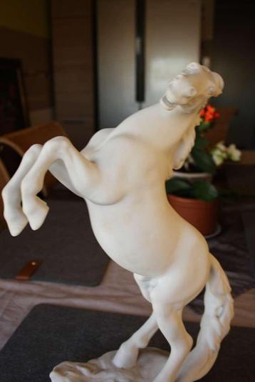 Groot porseleinen paard van biscuitporselein – ca. 39 cm hoo beschikbaar voor biedingen