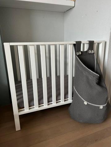 Witte verstelbare TWF box met koeka kleed en speelgoedzak beschikbaar voor biedingen